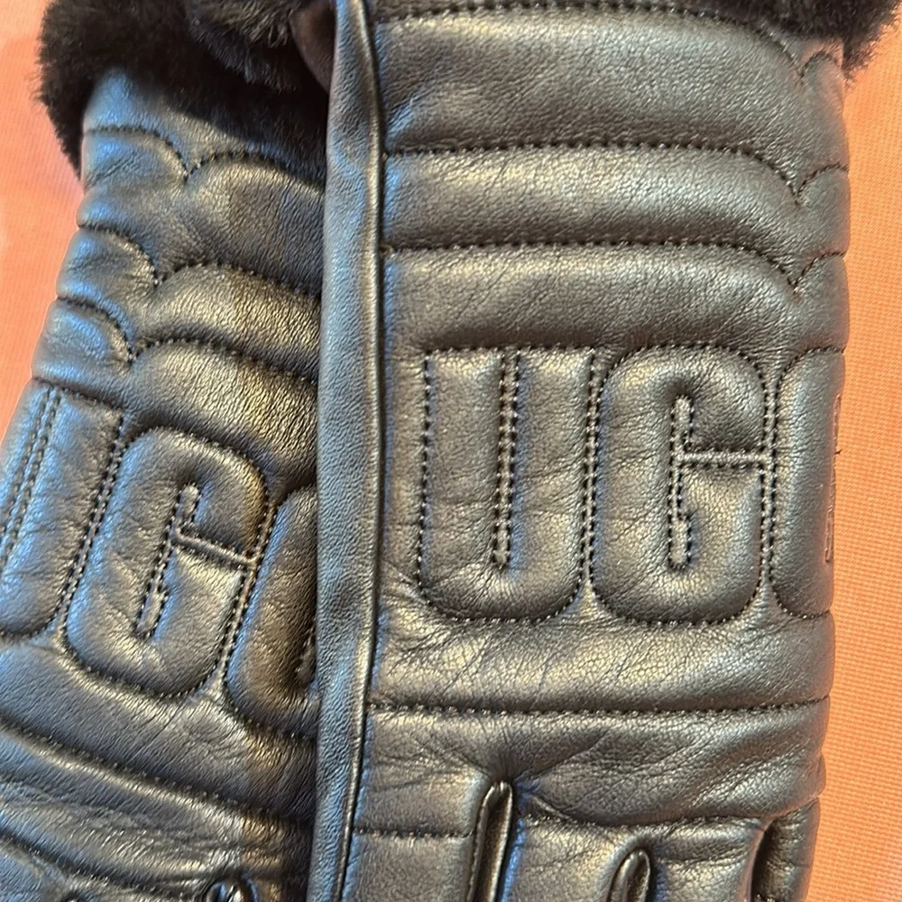 New UGG Leather/Faux Fur Lining Gloves. Black. Size Small.